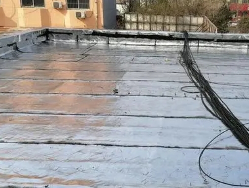 宝塔卫生间漏水维修公司分享下宝塔屋面楼顶防水刚性防水层施工要点。